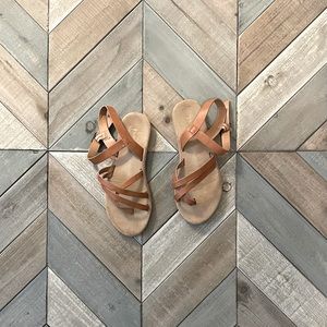 Bamboo strapping toe sandals. Tan. Size 6.